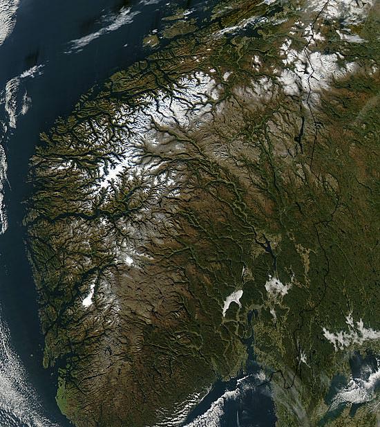 Fotografia area do sistema fluvial da Noruega.