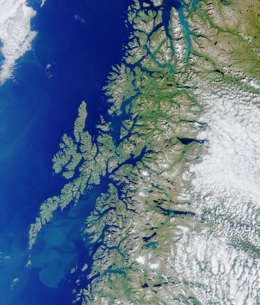 Fotografia area de uma poro da costa da Noruega.